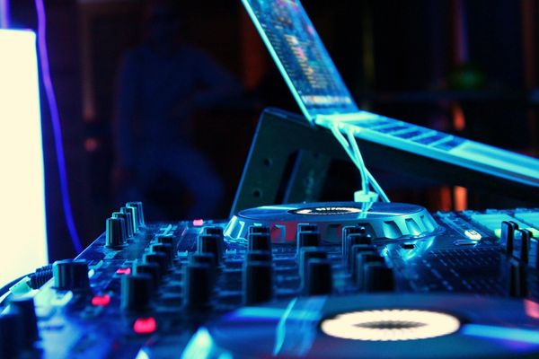 House, EDM, Techno - opanuj swój ulubiony gatunek muzyki na kursach DJ